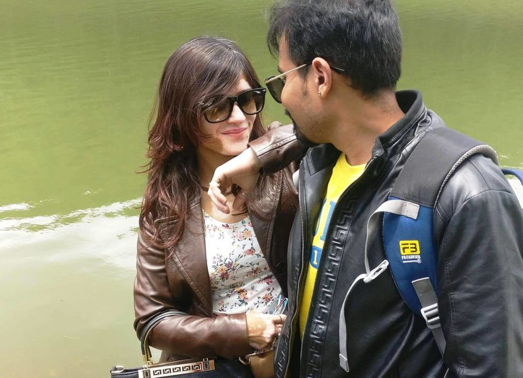 rakesh nahar with his wife